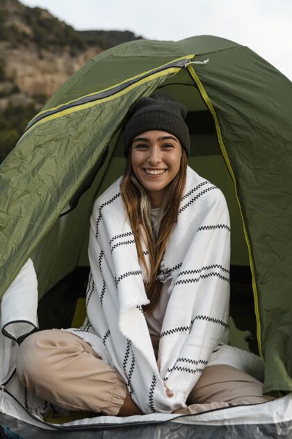 旅游女人露营和坐在帐篷里旅行露营旅游