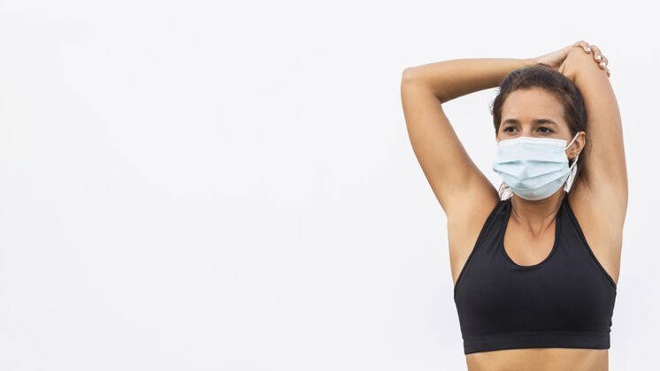 锻炼戴着医用面罩的中枪女人运动跑步运动