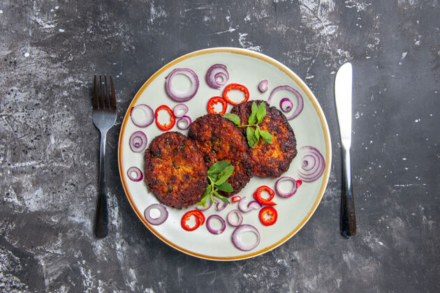 午餐顶视图美味的肉排与洋葱环上的灰色背景美食照片胡椒晚餐西红柿