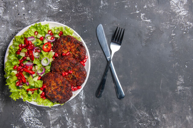 抹刀顶视图美味肉排与新鲜沙拉上的灰色背景照片肉菜食品午餐餐厅一餐