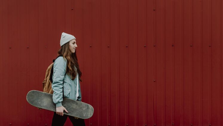 生活方式都市复制空间里的滑冰女孩滑板女孩滑板日光