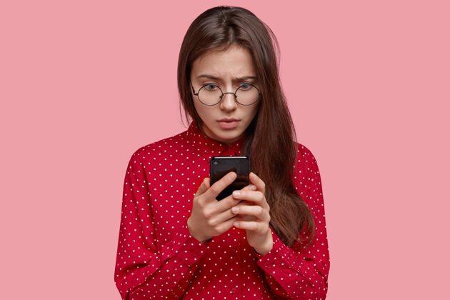 困惑震惊的女商人惊讶地看着智能手机屏幕 在网上阅读负面新闻 收到信息通信无线智能手机