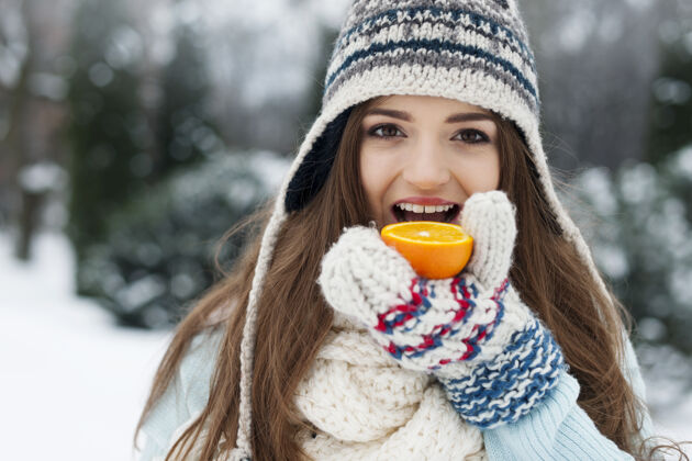 魅力冬天吃橘子的女人防护补充季节