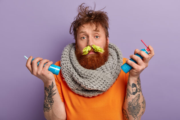泼水病态红发男人的形象是流鼻涕 鼻孔里塞着手帕 脖子上戴着针织的暖和围巾症状生病感冒