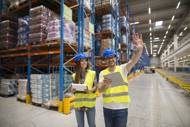 工人仓库工作人员正在检查大仓库区域内产品的组织和配送情况仓库质量安全