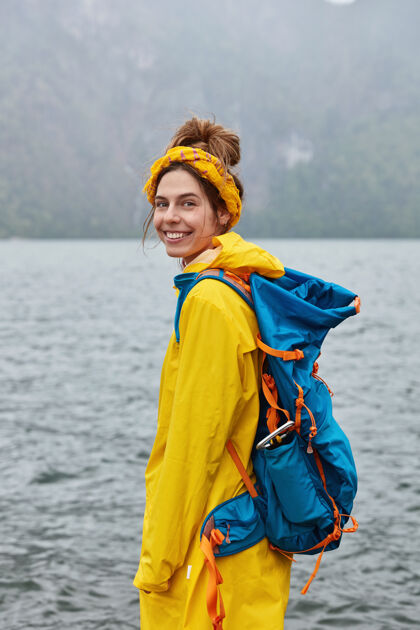 背包美丽的欧洲女游客有旅游路线 探索风景水雾湖泊