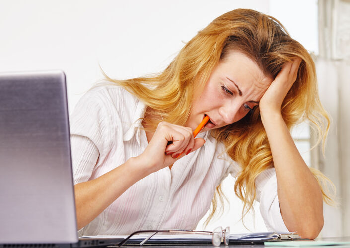 笔记本电脑工作中的年轻女商人疲倦问题工作