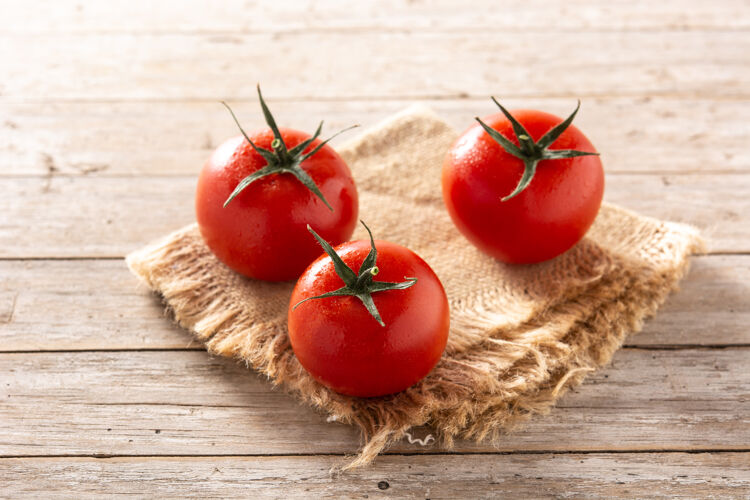 健康有机新鲜番茄放在木桌上蔬菜农业有机