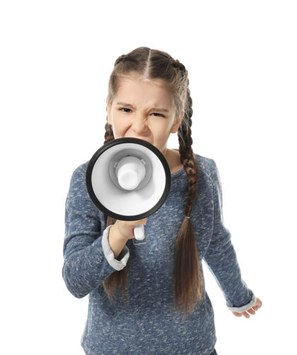 信息愤怒的小女孩对着白色的扩音器大叫新闻广告公告