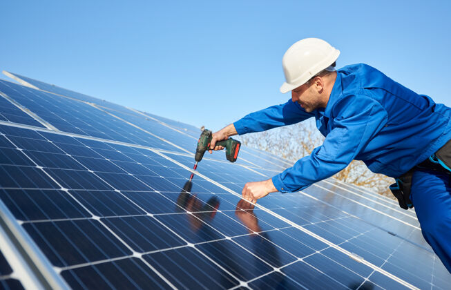 更新电工在现代住宅的屋顶上安装太阳能板可持续性光伏电工