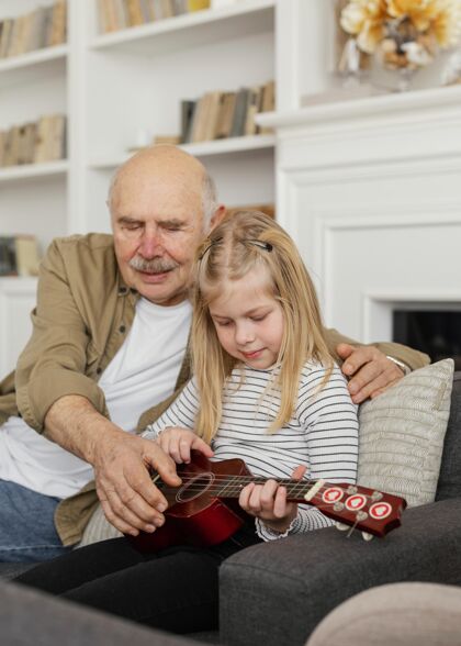 老人中枪爷爷和女孩用吉他退休孙子女孩