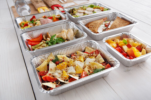 水果餐厅送餐用锡纸盒带走食物用白木做的鳕鱼 麦芽和脆玉米饼沙拉小麦早餐餐厅