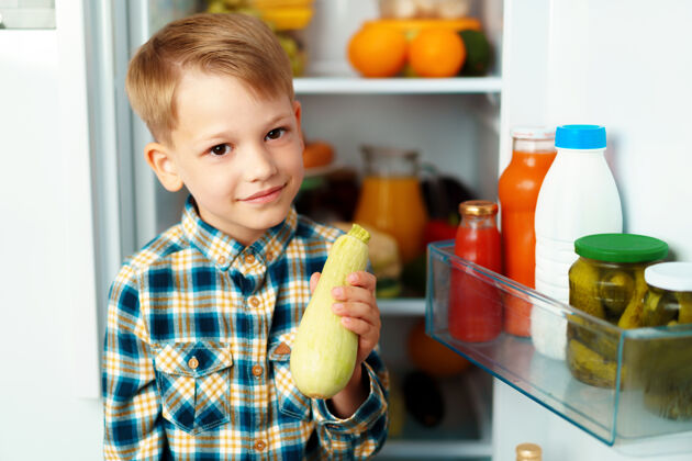 水果小男孩站在打开的冰箱前挑选食物新鲜厨房白种人