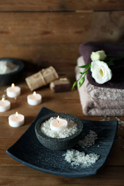 芳香美丽的水疗组成与蜡烛木桌上健康芳香传统