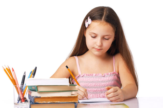 教育可爱的小女孩用铅笔和书在抄写本上写东西乐趣年轻智力