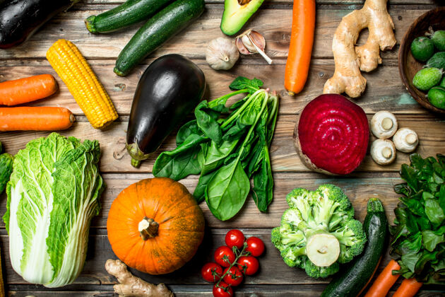 素食者健康食品各种成熟的水果和蔬菜放在乡村的桌子上苹果有机排毒