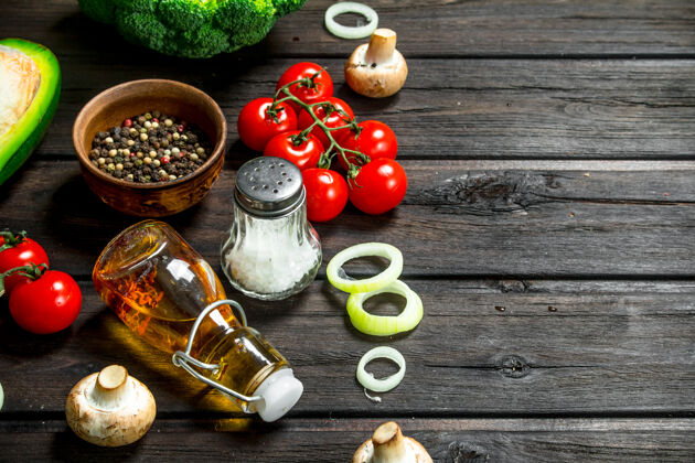水果有机食品不同的生蔬菜 蘑菇和橄榄油放在一张乡村的桌子上抗氧化剂有机豆类