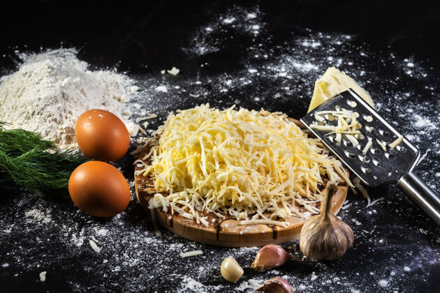 传统在黑色背景上用大蒜和莳萝制作奶酪球的过程的静物画意大利食品收获面团