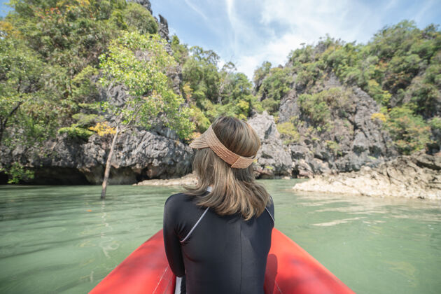 观光泰国庞雅湾洪岛的thamlot山洞 高洪红色皮划艇上的女游客的背影泰国风景船