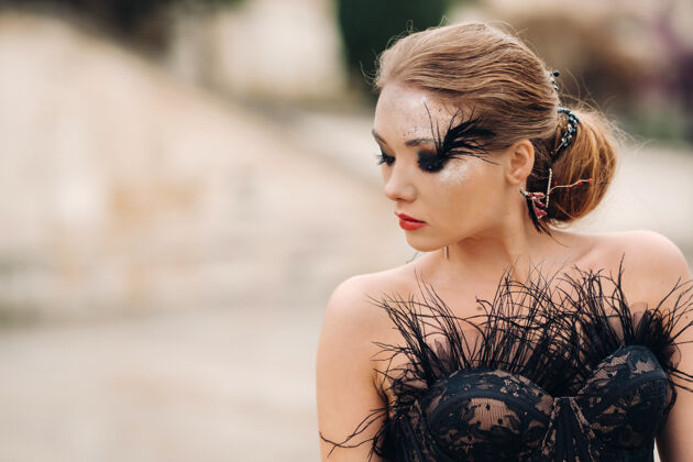 慢一位身着黑色婚纱的时尚新娘在法国古城阿维尼翁摆出姿势穿着漂亮的黑色连衣裙的模特在普罗旺斯拍照专业模特深情