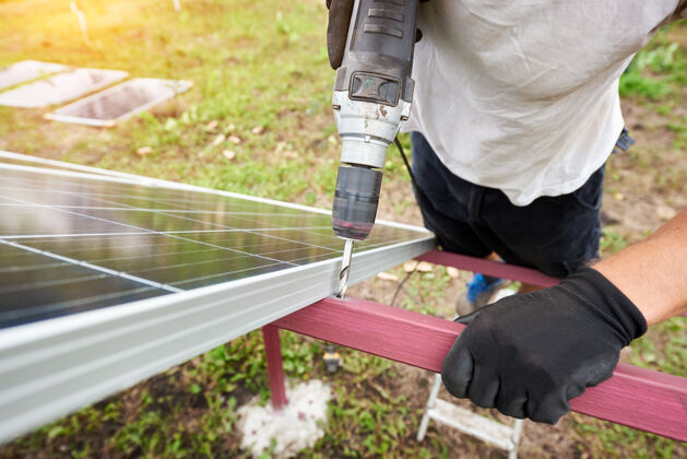 新安装独立太阳能光伏板系统面板日工人