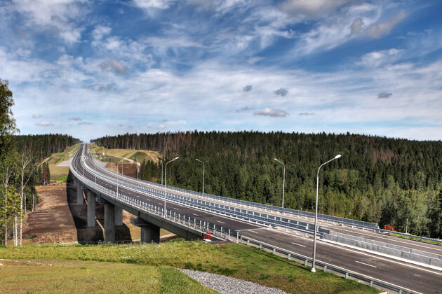 森林森林路和未完工的桥高速公路道路高速公路