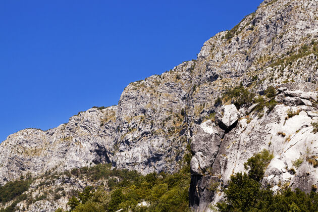 外部山的岩石 黑山的岩石悬崖石头徒步旅行