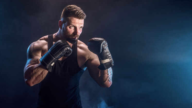 拳击拳击手在黑墙上和影子搏斗复制空间拳击运动理念拳击身体健康
