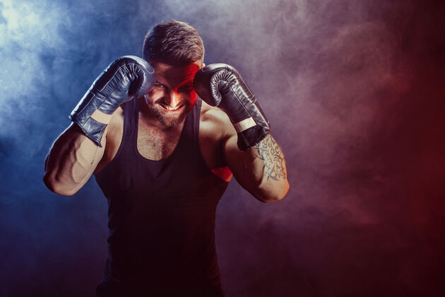 私人教练拳击手在黑墙上和影子搏斗复制空间拳击运动理念健美拳击泰拳