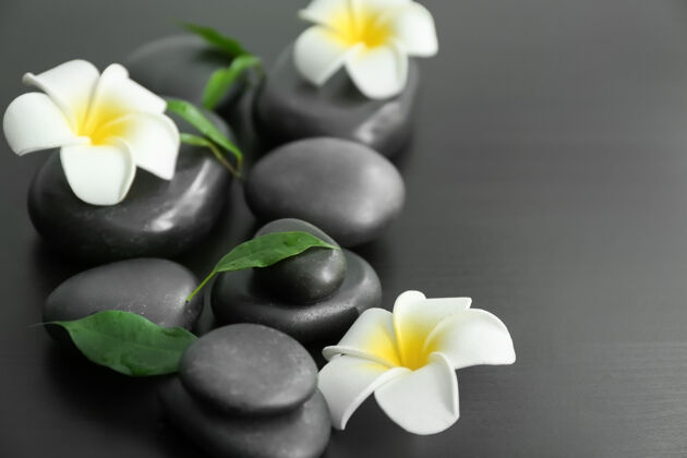 东方温泉石和美丽的花朵亚洲石头护理