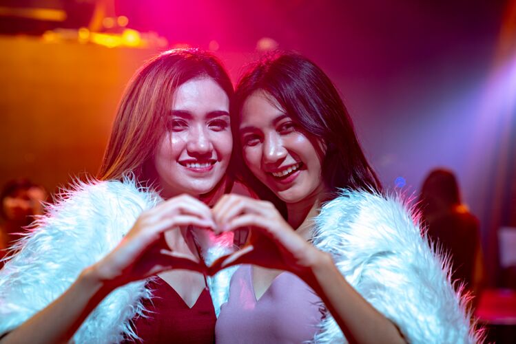 Dj一群女朋友在舞会上玩得很开心迪斯科年轻夜晚