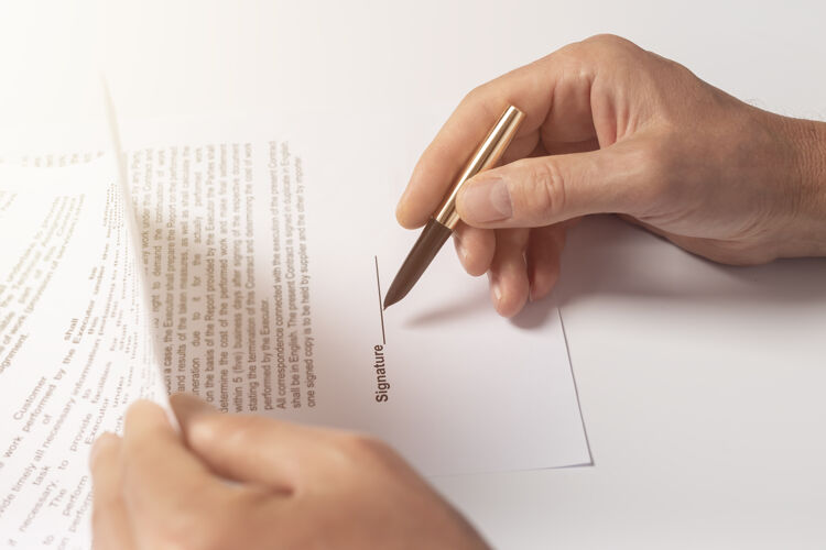 协议商人用钢笔交文件特写业务女性手