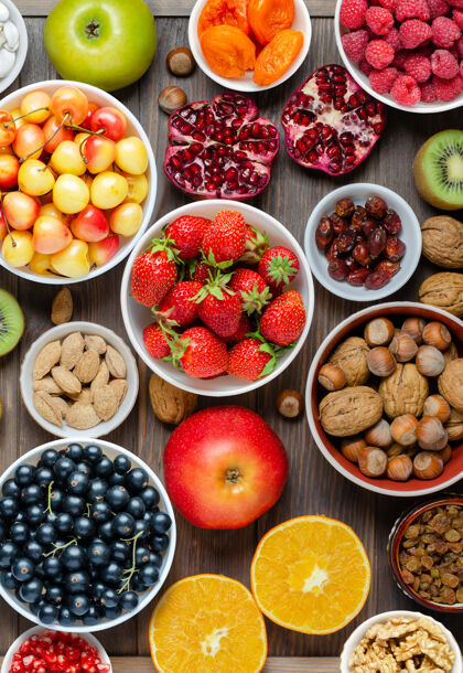 坚果新鲜浆果 坚果和水果的混合物健康食品含有大量的维生素和有益的微量元素收获猕猴桃草莓