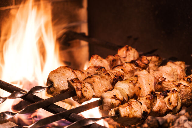 烹饪传统的土耳其烤肉串与串在土耳其餐厅晚餐烧烤热户外肉