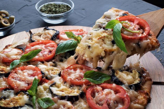 新鲜茄子 橄榄和蘑菇比萨意大利菜黑面包上做比萨饼的原料背景.概念为餐馆或比萨店做广告玛格丽塔烹饪意大利