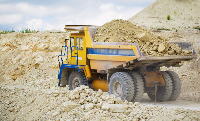 采石场一辆装满岩石的大型采石场自卸卡车机械岩石矿坑