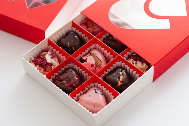 商务巧克力 浆果心 手工制作在一个漂亮的红色纸板盒 特写甜点天然产品烹饪