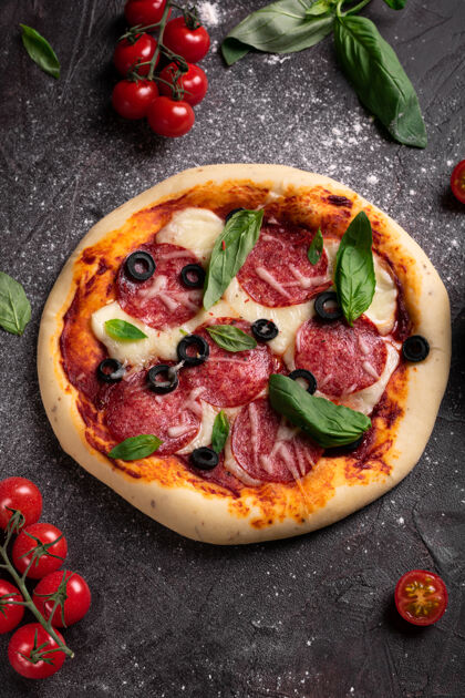 布鲁什切塔新鲜出炉的披萨 配橄榄 罗勒和配料 背景为黑色晚餐午餐沙司