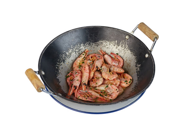 盘子虾放在白色的木盘上烹饪一餐虾