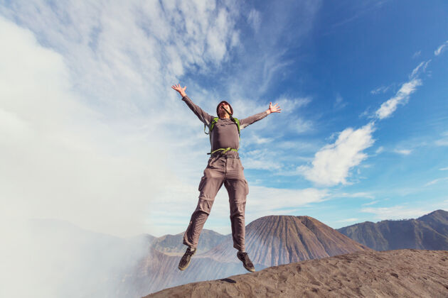 飞翔跳人在火山山 布罗莫 印度尼西亚成功活跃幸运