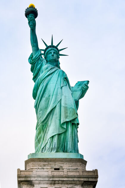 旅游图为阳光明媚 蓝天白云的自由女神像特写自由岛纽约 美国城市民主塔
