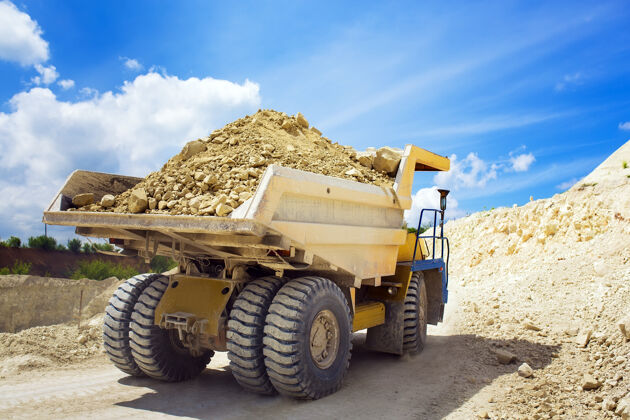 煤炭一辆装满岩石的大型采石场自卸卡车石材工业设备