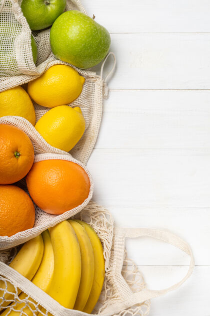 新鲜新鲜水果 苹果 香蕉 橘子和柠檬在环保袋朋友有机顶视图