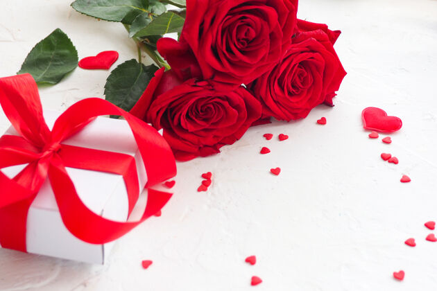 心玫瑰与礼品盒和心隔离在白色礼物浪漫花束