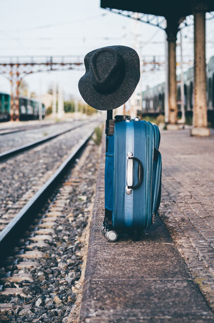 空帽子放在火车站的手提箱上度假独自公共