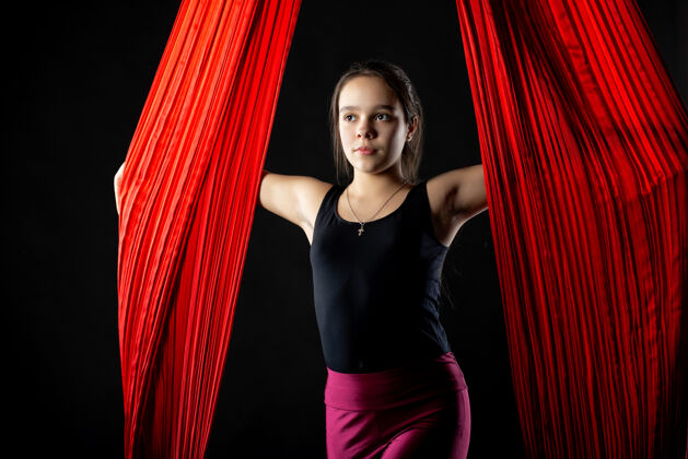 灵活体操表演开始前 一幅有目的的美丽少女的肖像 黑色的空中红丝带被烟雾包围生活空中平衡
