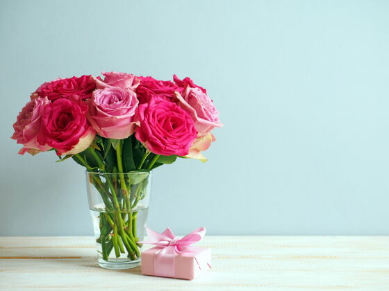 玫瑰一束粉红玫瑰和一个带丝带的礼盒花束花朵颜色