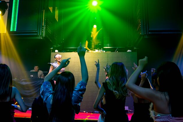 音乐会一群人随着舞台上dj的音乐节拍在迪斯科夜总会跳舞Dj迪斯科庆典