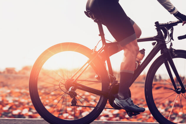 假日日出时分 人们在路上骑自行车运动速度自行车