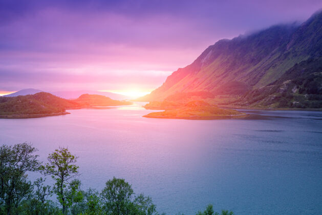 日出日落时的峡湾傍晚的岩石海岸挪威美丽的自然洛弗顿群岛岛屿海岩石